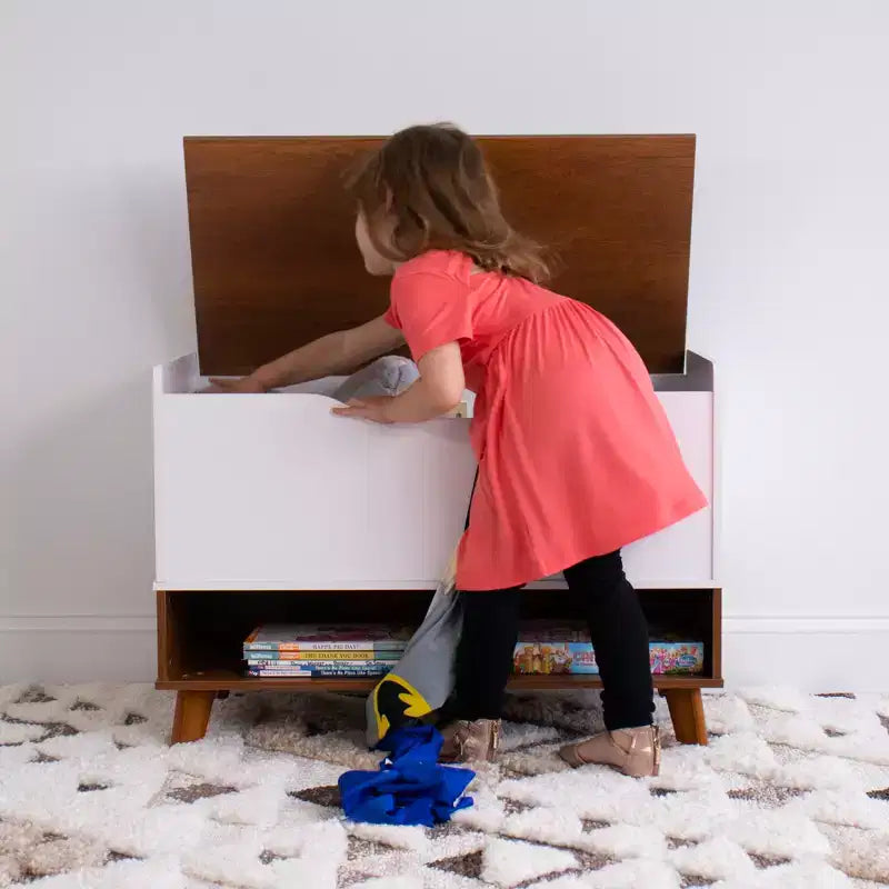 Baule giocattolo per bambini di metà secolo con coperchio a chiusura ammortizzata e ripiano portaoggetti Legno/Bianco
