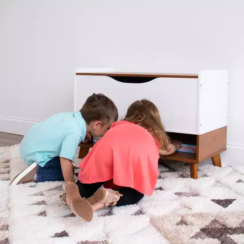 Baule giocattolo per bambini di metà secolo con coperchio a chiusura ammortizzata e ripiano portaoggetti Legno/Bianco