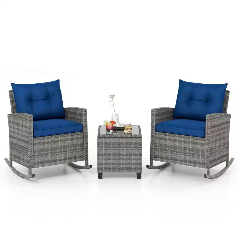Costway Ensemble de 3 fauteuils à bascule en osier pour terrasse avec table en verre trempé et coussins moelleux Bleu marine/Gris