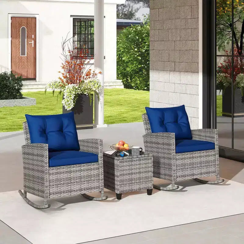 Costway Ensemble de 3 fauteuils à bascule en osier pour terrasse avec table en verre trempé et coussins moelleux Bleu marine/Gris
