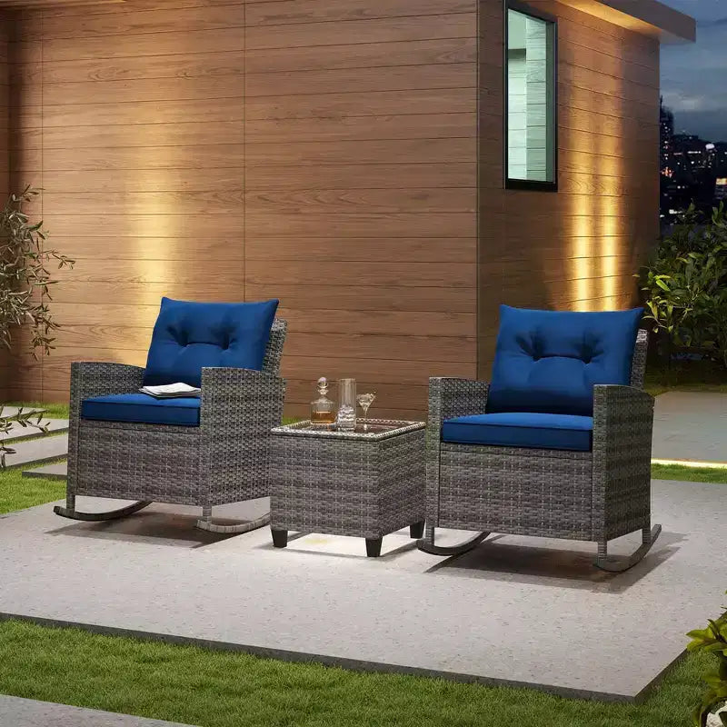 Costway Ensemble de 3 fauteuils à bascule en osier pour terrasse avec table en verre trempé et coussins moelleux Bleu marine/Gris