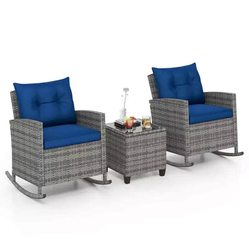 Costway Ensemble de 3 fauteuils à bascule en osier pour terrasse avec table en verre trempé et coussins moelleux Bleu marine/Gris