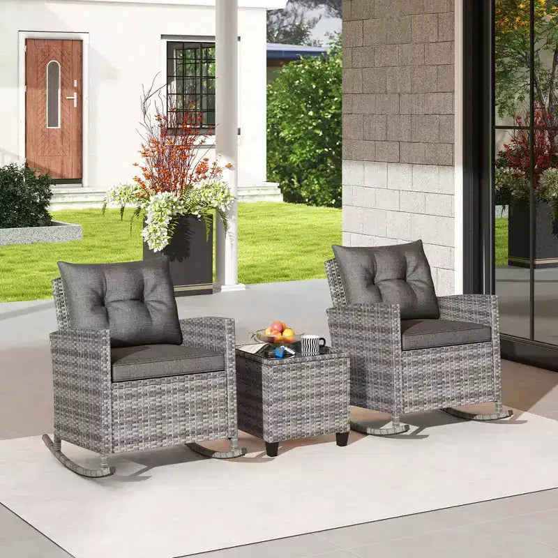Costway Ensemble de 3 fauteuils à bascule en osier pour terrasse avec table en verre trempé et coussins moelleux Bleu marine/Gris