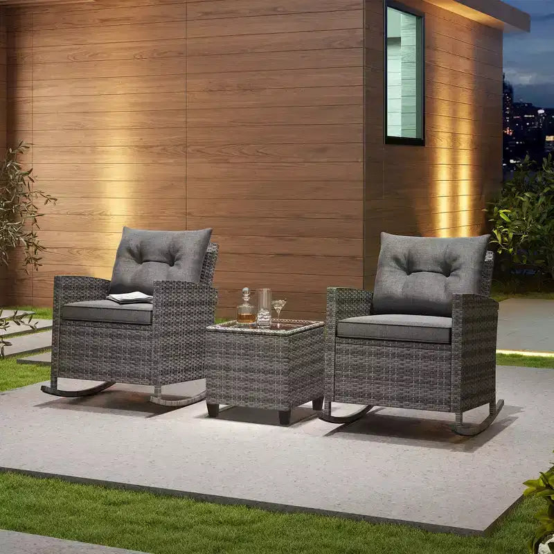 Costway Ensemble de 3 fauteuils à bascule en osier pour terrasse avec table en verre trempé et coussins moelleux Bleu marine/Gris