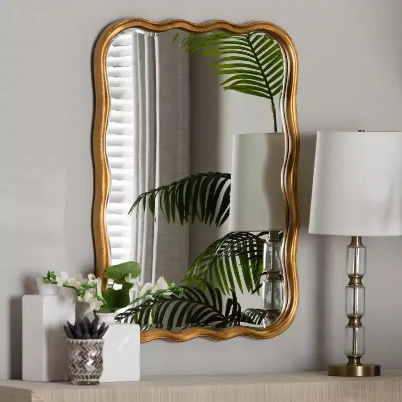 Specchio da Parete Accento in Legno con Bordo Scalloped Finitura Oro Anticato