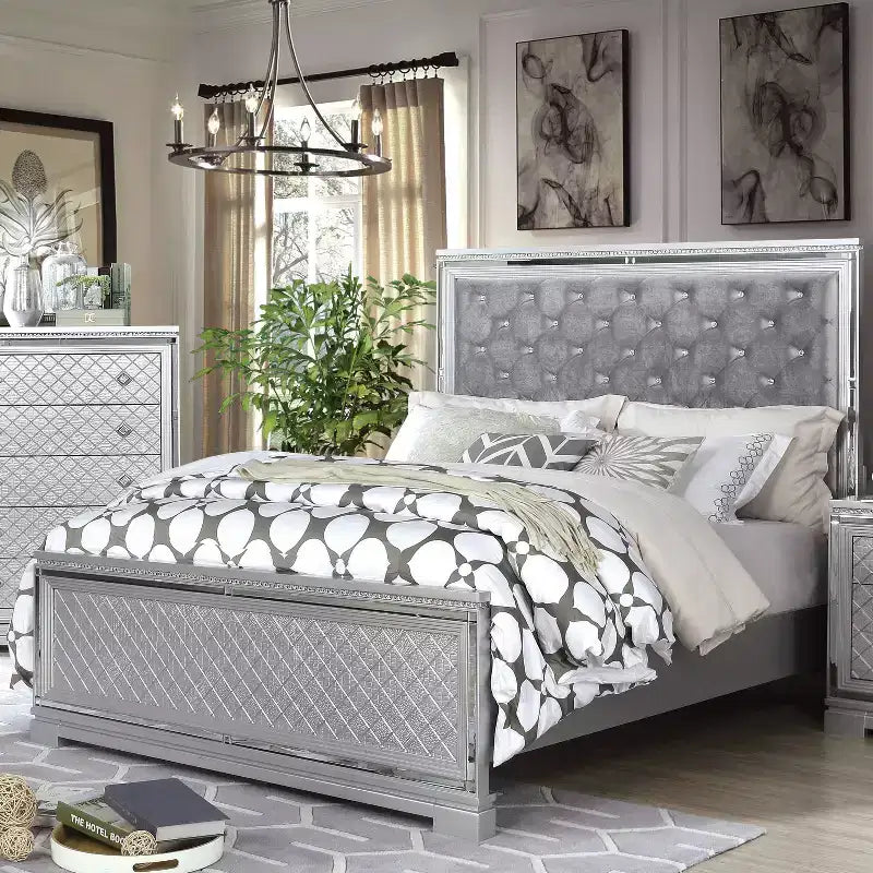 Ensemble de lit 3 pièces Queen Tenaya avec 2 tables de chevet Argent/Gris - HOMES: Inside + Out