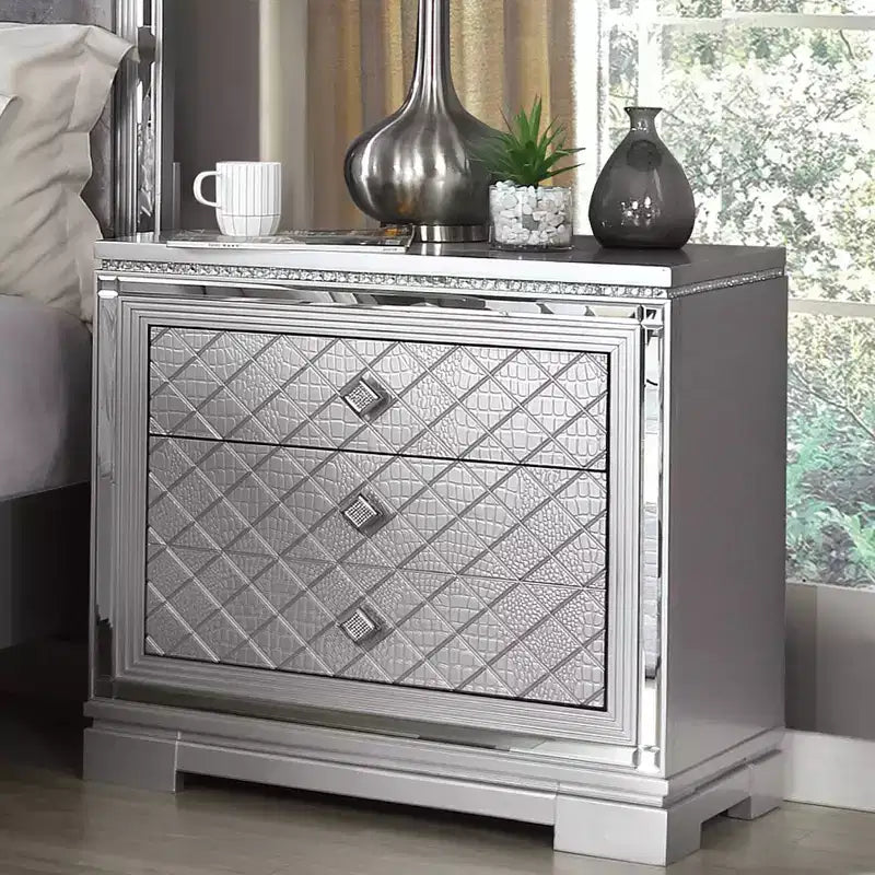 Ensemble de lit 3 pièces Queen Tenaya avec 2 tables de chevet Argent/Gris - HOMES: Inside + Out