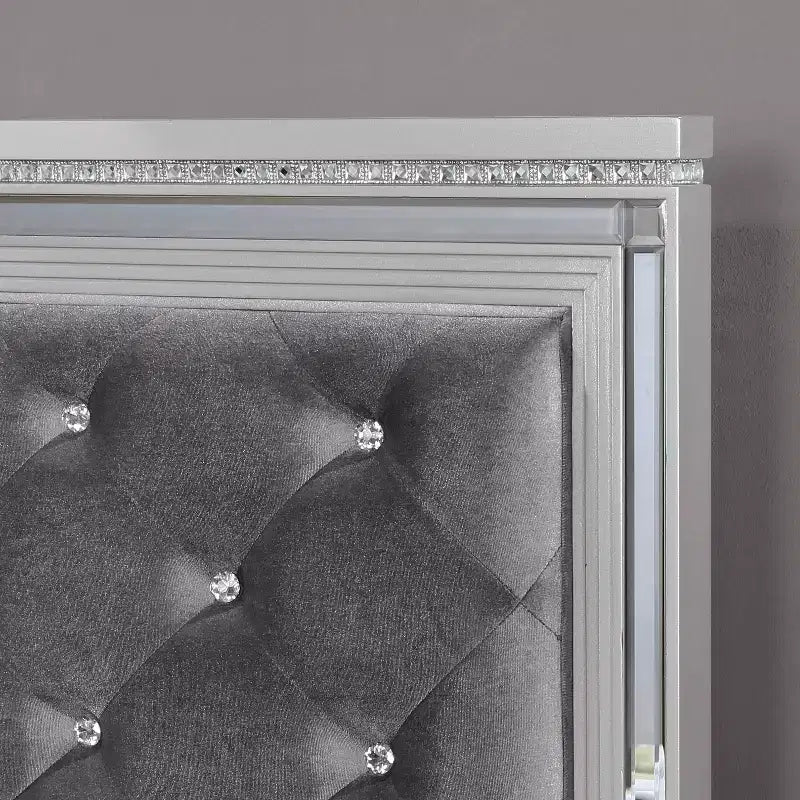 Ensemble de lit 3 pièces Queen Tenaya avec 2 tables de chevet Argent/Gris - HOMES: Inside + Out