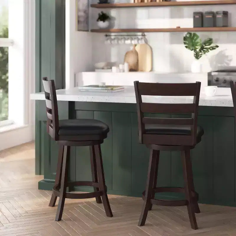 Sgabello girevole da bancone in legno classico da 24" con schienale a scala, sedile imbottito e poggiapiedi integrato