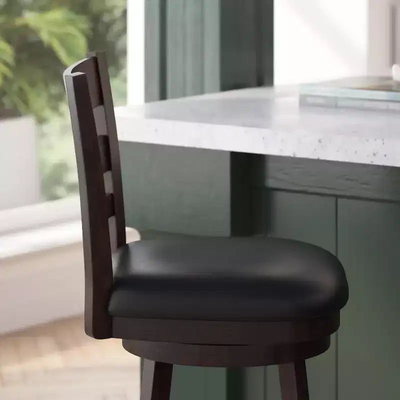 Sgabello girevole da bancone in legno classico da 24" con schienale a scala, sedile imbottito e poggiapiedi integrato