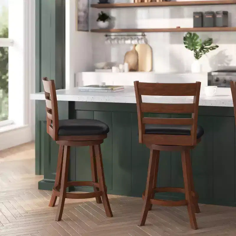 Sgabello girevole da bancone in legno classico da 24" con schienale a scala, sedile imbottito e poggiapiedi integrato