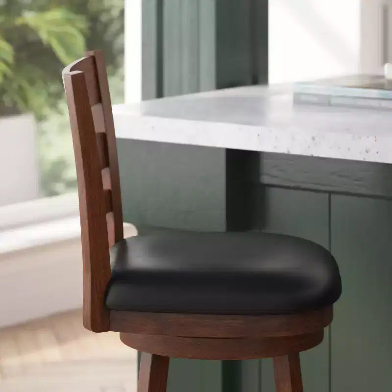Sgabello girevole da bancone in legno classico da 24" con schienale a scala, sedile imbottito e poggiapiedi integrato