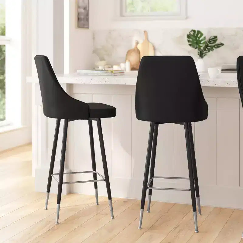 Sgabelli da Pranzo Moderni Imbottiti con Strutture in Metallo e Poggiapiedi con Accenti Cromati