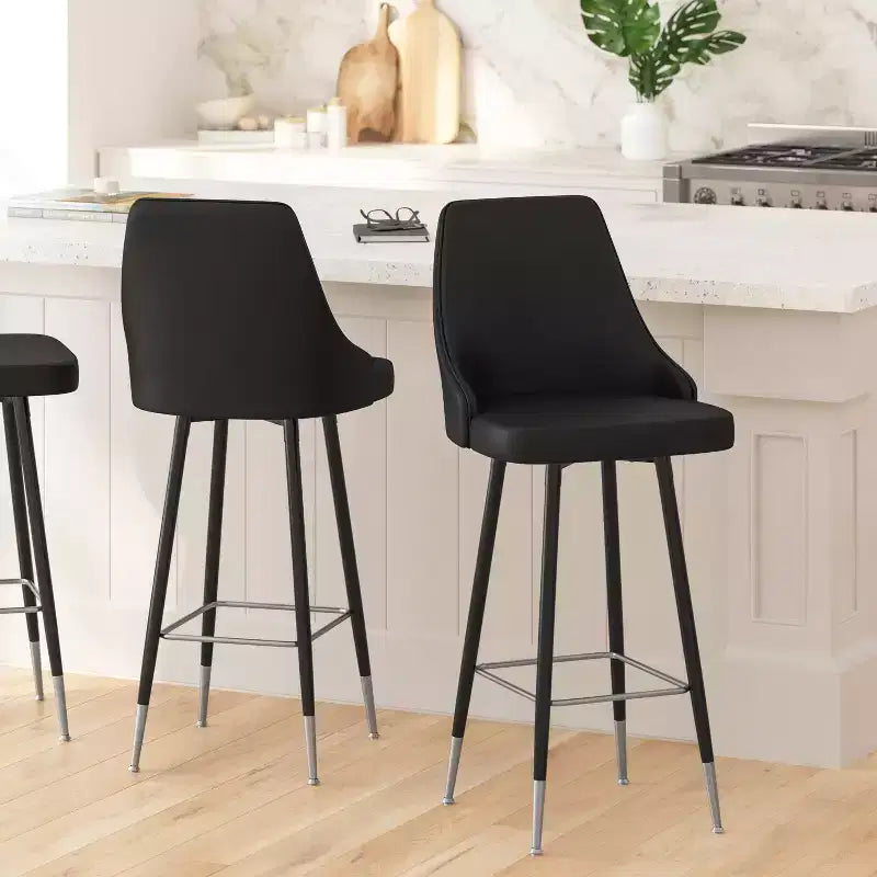 Sgabelli da Pranzo Moderni Imbottiti con Strutture in Metallo e Poggiapiedi con Accenti Cromati