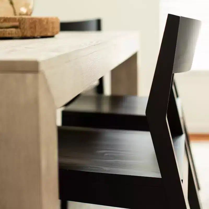 Ensemble table de salle à manger moderne en bois massif Plank+Beam 72, brossé noir, + 6 chaises