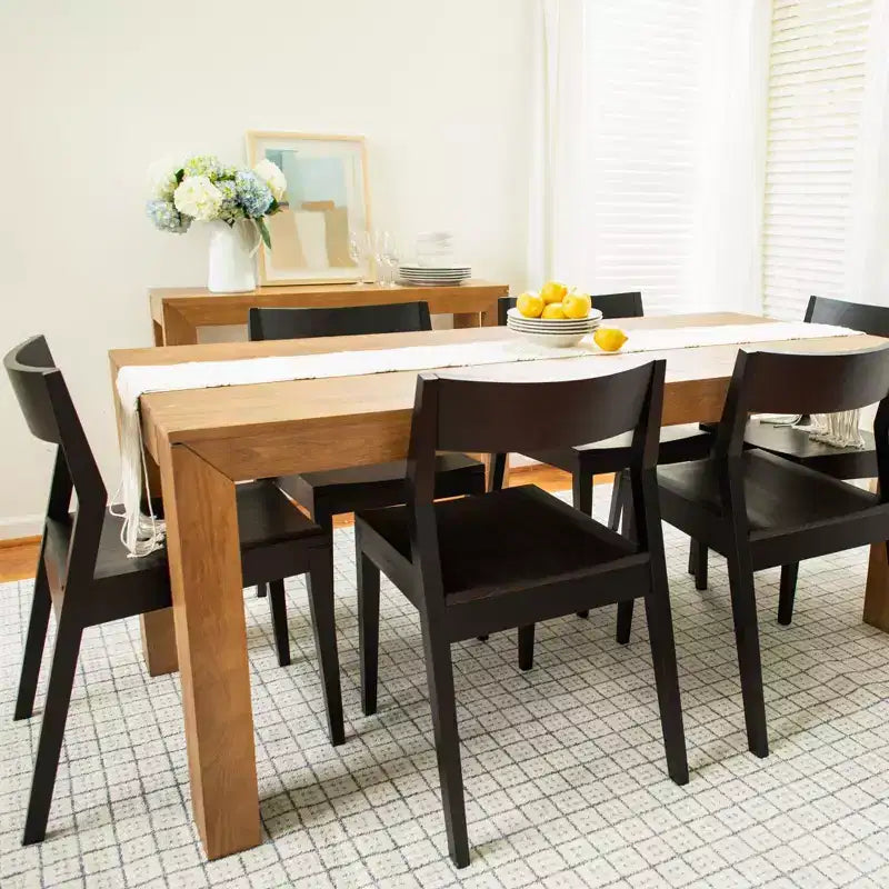 Ensemble table de salle à manger moderne en bois massif Plank+Beam 72, brossé noir, + 6 chaises