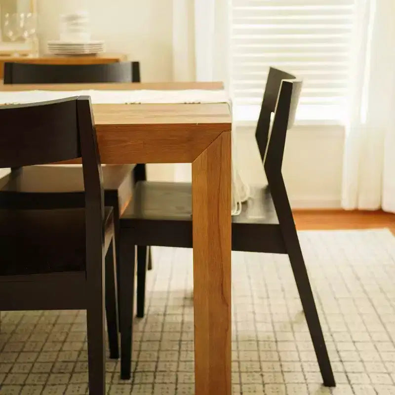 Ensemble table de salle à manger moderne en bois massif Plank+Beam 72, brossé noir, + 6 chaises